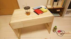 人をダメにするソファに座って作業するための机を作った 百均でベニヤ買ってなにか作るの楽しい 木を切るのに百均のノコギリだったから全部で2時間くらいかかった diy diy女子 百均 百均インテリア 日曜大工 人をダメにするソファ 人をダメにするクッション 机