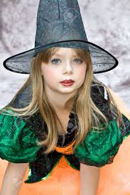 Attention ce n'est pas n'importe quelle sorcière! Petite Fille En Costume Halloween Sorciere Avec Du Rouge A Levres Et Des Yeux Maquillage Banque D Images Et Photos Libres De Droits Image 3813466