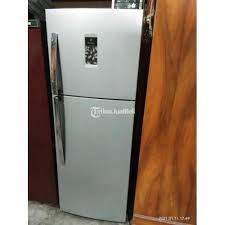 Fitur terbaru ini membuat pintu tambahan di bagian bawah yang khusus untuk minuman, jadi kalau mau mengambil minum tidak perlu membuka seluruh pintu. Kulkas 2 Pintu Bekas Merek Electrolux Layak Pakai Normal Dingin Beku Di Jogja Tribunjualbeli Com
