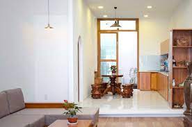 Tolong desain gambar rumah 12 x 7,5 dengan 2 kamar anak, 1 kamar kluarga + kamar mandi di dalam kamar mandi 1 di luar ruangan makan 1 dapur 1 ruang kluarga 1 ruang tamu 1 teras 1 kolam ikan kecil 1 garsi mobil 1 luas. Rumah Memanjang Yang Didesain Sederhana Dengan Fasad Unik Di Lapisan Terluarnya Furnizing