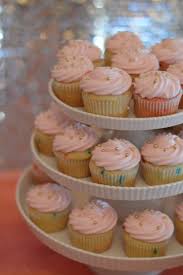 Great for tea parties and special occasions. 5 Gold And Pink Cupcakes With Sprinkles Photo Pink And Gold Cake With Cupcakes Sprinkles Vanilla Cupcakes With Gold And Pink And Gold Glitter Cupcakes Snackncake