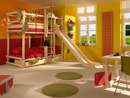 Questo letto per bambini a soppalco dotato di uno scivolo e di una scala. Long Island Rutsche Fur Kinderbetten Bahn Frei
