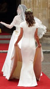 Kate Middleton Entering Westminster Abbey On Her Wedding Day Assisted By Her Younger Sister Mit Bildern Kate Middleton Hochzeit Konigliche Hochzeitskleider Kleid Hochzeit