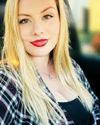 Pamela Dillinger's Instagram, Twitter & Facebook