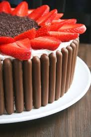 Layer Cake Ou Gateau A Etages Au Chocolat Et Fraises Passion Culinaire By Minouchka Gateau A Etage Chocolat Gateau Fraise Chocolat Gateau A Etage