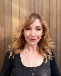 I just figured out the color of my hair is redwood. I blend into this  background.