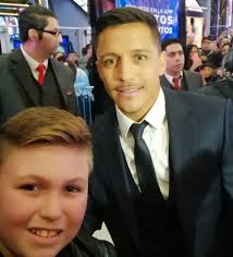 Niño que se emocionó tras selfie con Alexis: «Pensé que iba a seguir de  largo»