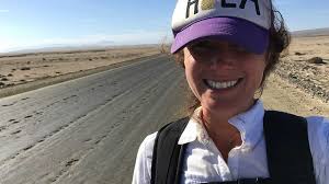 Lucy Barnard en caminata épica por la latitud de la Tierra