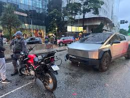 Motociclista morre em acidente envolvendo carro de luxo 'futurista' na Zona Sul de SP