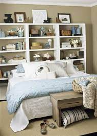 Bett aus paletten mit lattenrost. Hinter Bett Regal