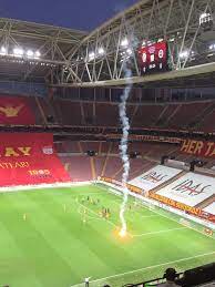 Fireworks and flares greet the arsenal squad outside their hotel as they try getting some kip ahead of their champions league qualifier against turkish side fenerbahce. Stoppage In Play During The Galatasaray Fenerbahce Match Due To Flares Thrown Onto The Pitch There Are No Fans In Attendance The Flare Came From The Outside Soccer