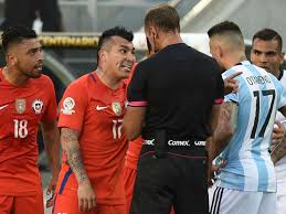 Gary medel (born august 3, 1987) is a professional football player who competes for chile in world cup soccer. Gary Medel Gives A One Fingered Salute To Classless Argentina Goal Com