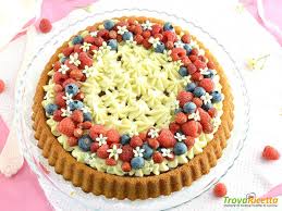 Non si sa con esattezza quale sia la sua origine, ma l'unica cosa certa è che nel 1755 comparve per la prima volta all'interno del ricettario les soupers de la cour del cuoco francese menon. Crostata Morbida Al Cioccolato Bianco E Frutti Di Bosco Ricetta Trovaricetta Com