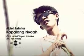 Kumpulan lirik lagu indonesia terbaru, lirik lagu peterpan, lirik lagu ungu, lirik lagu gigi, lirik lagu slank, lirik lagu iwan fals, lirik terimalah lagu ini dari orang biasa tapi cintaku padamu luar biasa aku tak punya bunga aku tak punya harta yang kupunya hanyalah hati yang setia tulus padamu. Lirik Lagu Sunda Kepalang Nyaah Lengkap Dengan Terjemahannya Sonora Id