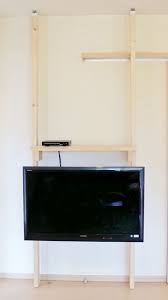 テレビを壁掛けにして 部屋をスッキリおしゃれにしたいなあ ただ テレビを壁掛けにする場合 テレビを固定する金具を壁にビス止め固定しなければなりません 賃貸住宅の場合 なるべく壁に穴を開けたくありませんし どうにか 壁掛け テレビ台 手作り