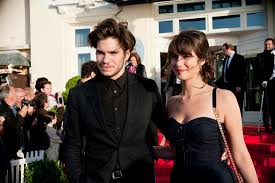 À l'occasion de la sortie de deux moi. Francois Civil And Victoire Belezy Winners Of The First Rendez Vous Prizes Little Black Dress Black Dress Foxy