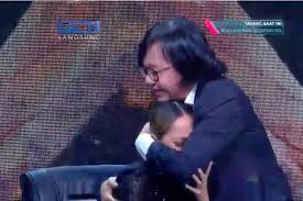 Kamu yang buat hatiku bergetar. Tangis Bcl Pecah Dengar Lagu Baru Judika Dan Pelukan Ari Lasso Halaman All Kompas Com