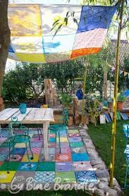 Bunte Sitzgelegenheiten Im Garten Der Boden Aus Quadratischen Betonplatten Wurde Sitzplatz Im Garten Diy Gartenprojekte Betonplatten