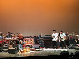 Musik yang tidak memakai alat musik asli, namun alunan musik yang di hasilkan cukup baik seperti memakai alat musik aslinya seperti memainkan musik dengan kaleng, pipa. Konser Kuaetnika Perpaduan Melodi Yang Menjelma Kritik Sosial