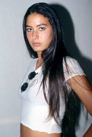 Il vero sogno di annalisa , al di là delle passerelle, è quello di emergere nel mondo della canzone. Esordi Da Miss Gallery People