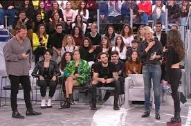 Nel nuovo numero della rivista chi in edicola questa settimana, vengono pubblicate le foto della bravissima elena d'amario, ballerina professionista di amici, e dell'ex ballerino di ballando con le stelle e attore, michelle morrone. Amici 19 Enrico Nigiotti Torna In Studio Come Ospite E La Ballerina Elena D Amario Sua Ex Fidanzata Storica Si Commuove Video Isa E Chia