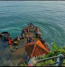Titik pada magnet yang menjadi titik terkuat memberikan daya tarik. Obyek Wisata Pantai Karang Bolong Anyer Banten Posts Facebook