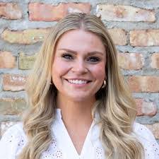 Caroline Pettit's Instagram, Twitter & Facebook