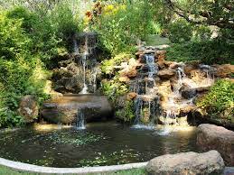 Från naturliga stenar bygger du ett naturligt vattenfall. Wasserfall Aus Natursteinen Bauen Schone Ideen