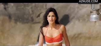 Katrina Kaif Breasts, Bikini hot scenes in Bang Bang! - UPSKIRT.TV