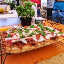 Scopri qui la ricetta pizza in teglia con farina per pizza almaverde bio molino spadoni. Pizza In Teglia Fatta In Casa Il Metodo Gli Strumenti La Ricetta Garage Pizza