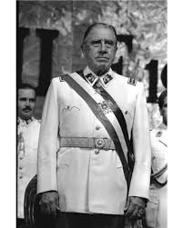 A partir del golpe de estado y teniendo como base ideológica la doctrina de seguridad nacional, se puso en práctica en chile una política de estado represiva que tuvo como objetivo sofocar toda amenaza al nuevo orden establecido, recurriendo para ello a la detención, la tortura, el asesinato y el exilio. Detalle Fotografia Patrimonial