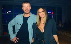 O atores até plantaram bananeira na areia. Fernanda Lima Fala Dos 16 Anos Ao Lado De Rodrigo Hilbert Apaixonados Quem Entrevista