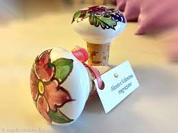 Anelli ferma tovaglioli realizzati in ceramica bianca, decorati con un bellissimo bocciolo di rosa color tortora. Bevorzugungen Hochzeits Angle Kreative