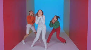 Bim bam bim boum bim bam bim boum bim bam bim boum mon cœur susurre bim bam bim boum bim bam bim boum tout mon être se fissure. Le Pantalon Blanc Porte Par Carla Dans Son Clip Bim Bam Toi Spotern