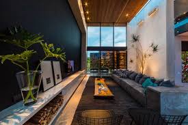 Así pues, veremos que el diseño de la casa es muy sólido y al mismo tiempo ligero, y que el interior de la misma, amueblado con los elementos indispensables, es de una sobriedad y una austeridad que. House In Londrina By Spagnuolo Arquitetura