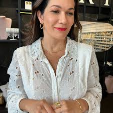 Brincos grandes, colares marcantes e acessórios de impacto não são apenas  escolhas de estilo. Eles são uma extensão da identidade! Quando uma mulher  escolhe um max acessório, ela comunica presença, segurança e