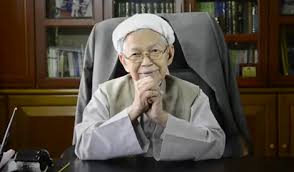 Oleh sebab itu tok guru biasanya ambil kesempatan untuk lelap seketika sewaktu dalam kereta menuju ke sesuatu majlis terutama yang jauh jaraknya. Malaysiakini Kenapa Tok Guru Nik Aziz Suka Orang Cina