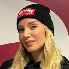 Alex Saint brilla con luz propia en la serie "Vestidas de azul"