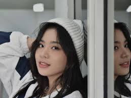 Zee JKT48 Diduga Merokok saat Bersama Rombongan Artis, Fans Singgung Golden  Rules JKT48