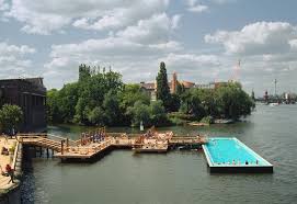 Badeschiff Una Piscina Flotante En Berlin Por Fernando Menis Sobre Arquitectura Y Mas Desde 1998 Arquitectura Paisajista Disenos De Piscina Arquitectos