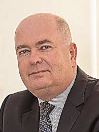 Uczeń przyłożył koledze szkło do gardła