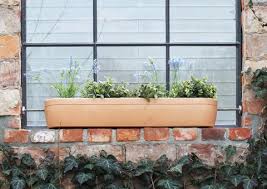 Der blumenkasten ist einen meter breit und einen meter tief, so dass die schräge fläche vorn etwa 1,20. Blumenkasten Alles Zu Befestigung Materialien Schoner Wohnen