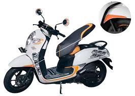 Aksesoris resmi new honda scoopy esp k93 terdiri dari berbagai item dibawah ini: Sticker Spakbor Depan Scoopy Stylish Brown 871x2k93abrwst