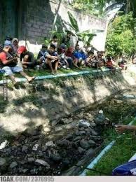 Karena mancing di sungai sudah terlalu mainstream. Ngakak 10 Potret Tingkah Aneh Orang Saat Mancing Aneh Orang Gambar Lucu
