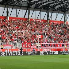 Choreo der ultras essen 24 05 2014. Der Rwe Countdown Nur Noch 10 Minuten Bis Zum Anpfiff By Ffa Rot Weiss Essen E V