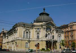 Szépséget és eleganciát sugárzó nézőterére több mint ezer ember fér be, mégis ritkán kellett üres széksorok előtt játszani a színészeknek: Datei Budapest Vigszinhaz Viennaphoto At Jpg Wikipedia