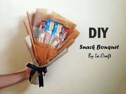 Itulah beberapa resep coklat valentine simple yang mudah untuk toppers buat sendiri di rumah. Diy Chocolate Bouquet Tutorial Cara Membuat Buket Snack Hadiah Wisuda Youtube In 2021 Chocolate Bouquet Diy Bouquet Tutorial Diy Snacks