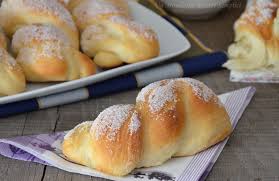 Le treccine dolci con lo zucchero sono delle morbide e soffici brioche ricoperte di zucchero dalla caratteristica forma a treccia. Treccine Con Lo Zucchero Ricetta Dolci Per La Colazione