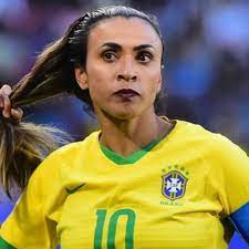 Maria da penha maia fernandes (fortaleza, 1º de fevereiro de 1945) 1 é uma farmacêutica brasileira que lutou para que seu agressor viesse a ser condenado. Batom Roxo De Marta Em Jogo Gera Polemica Mas E Tendencia