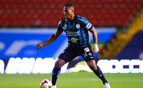 La figura ecuatoriana había dejado a lduq a mediados del 2020, se mantuvo. Hector Altamirano Tecnico De Queretaro Respaldo A Antonio Valencia Tras Su Expulsion Bolavip Ecuador